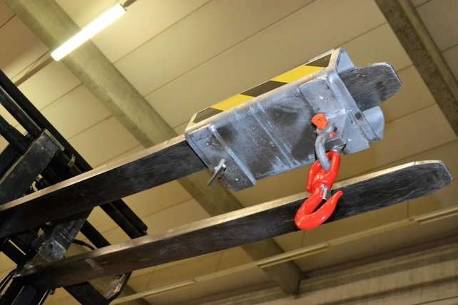 Forklift Lifting beam with load hook 2000 kg