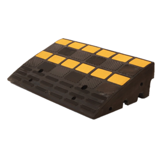 Rubber kerb ramp with reflector 60x36x15 cm