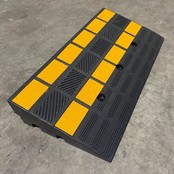Rubber kerb ramp with reflector 60x36x15 cm