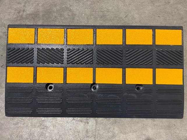 Rubber Kerb Ramp with Reflector – 600 × 360 × 150 mm (40T)