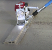 Levelling & Screeding concrete Vibratamp Bullfloat 2.0 m  Honda  GX25