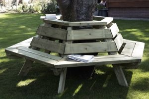 Oerdegelijke boombank met een stevige constructie. Boomdiameter max. 75cm.