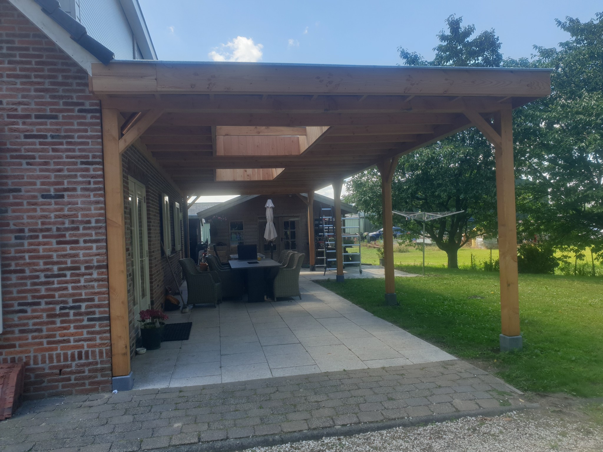 Douglas overkapping aan huis 350 x 400 x 250 cm