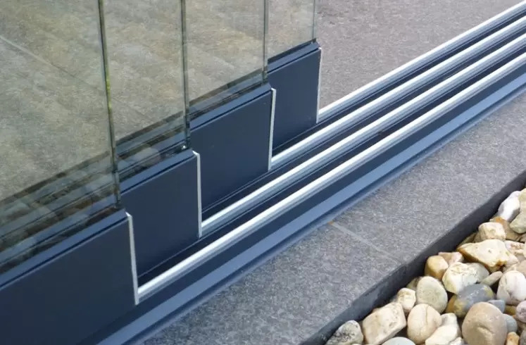 Glazen schuifwand 5-rail