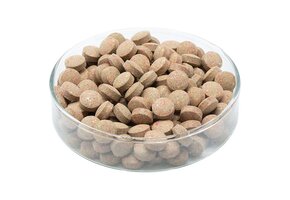 Kleine bruine voertabletten