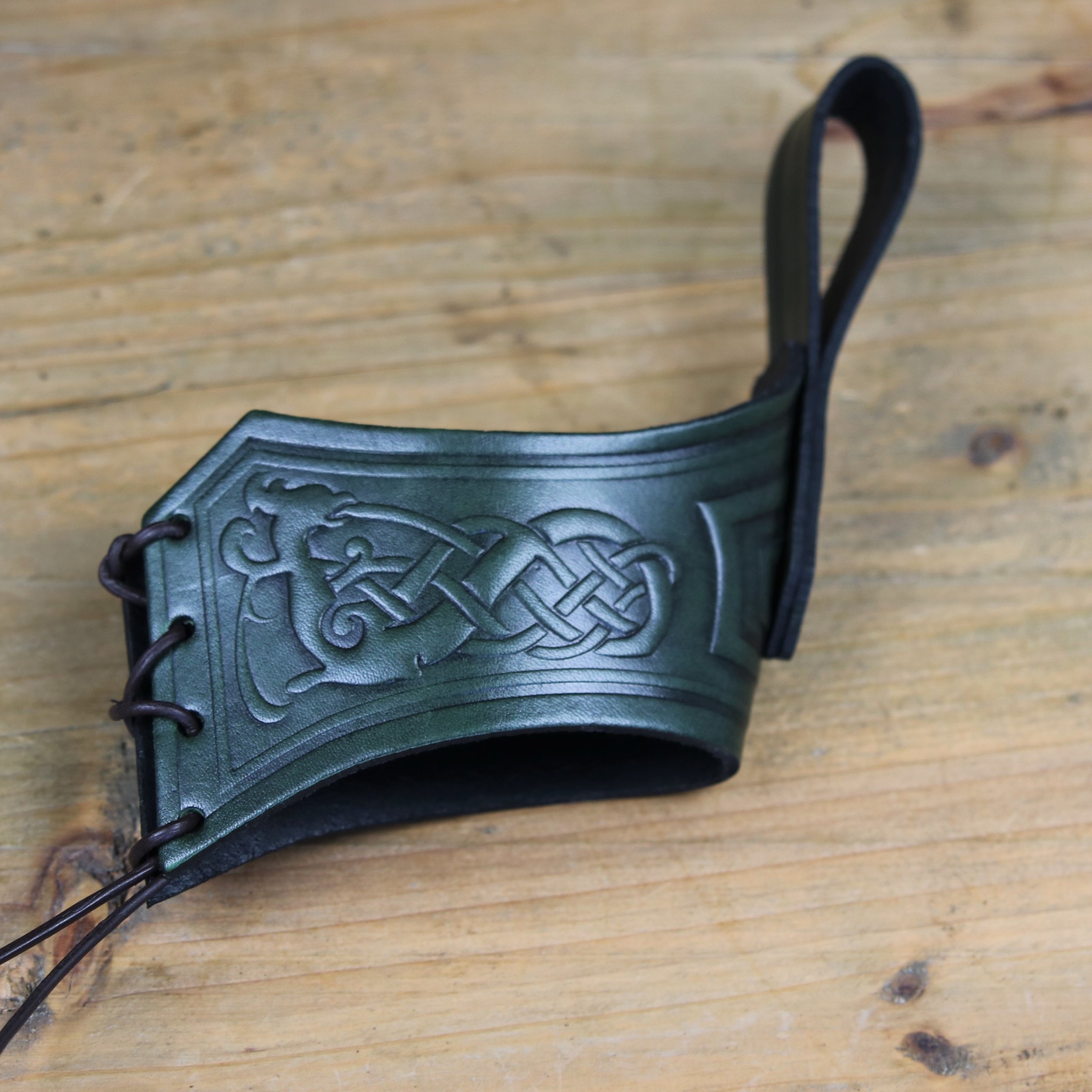 Mytholon Drinking horn belt holder Castagir green