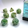 Chessex Ensemble de dés polyédrique 7, marbre, vert / vert foncé - Celtic Webmerchant