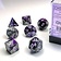 Chessex Conjunto de dados de 7 poliédricos, Géminis, acero púrpura / blanco - Celtic Webmerchant
