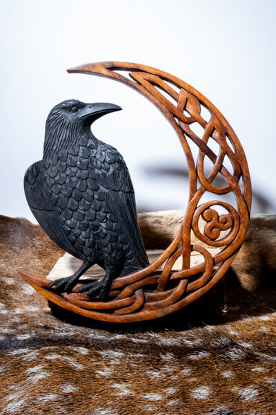 Wood carving Hugin, Odin's raven - Celtic Webmerchant