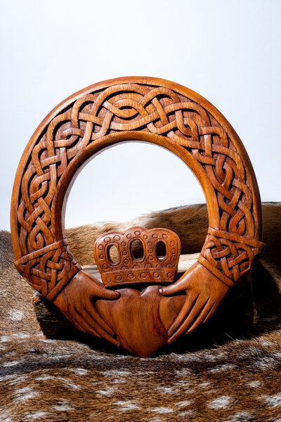 Woodcarving Claddagh - Celtic Webmerchant