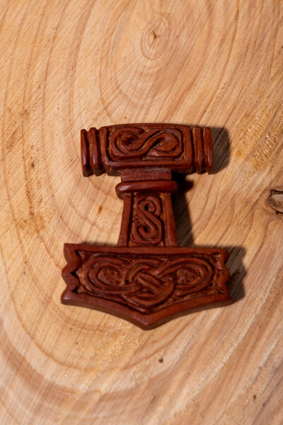 Pendente in legno Martello di Thor - Celtic Webmerchant