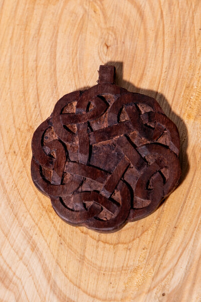 Nodi celtici a ciondolo in legno - Celtic Webmerchant