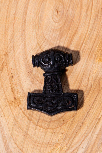 Drewniany wisiorek Młot Thora z twarzą, czarny - Celtic Webmerchant