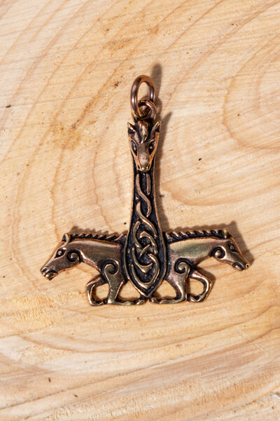 Pendentif Marteau de Thor avec des chevaux - Celtic Webmerchant