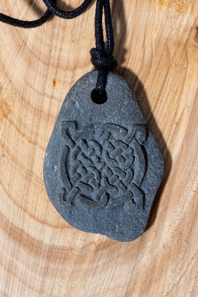 Wisiorek z kamienia z elementami celtyckimi - Celtic Webmerchant