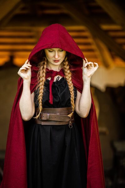 Medieval kappe med hætte, rød - Celtic Webmerchant