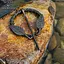 Gedrehte Hufeisenfibula mit Blattmuster - Celtic Webmerchant