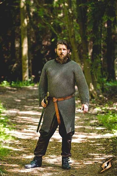 Hauberk met split, zwart, ongeklonken 9 mm - Celtic Webmerchant
