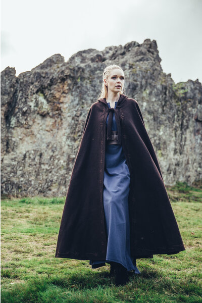 Broderet kappe Damia, brun - Celtic Webmerchant