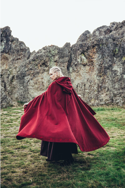 Embroidered cloak Damia, red - Celtic Webmerchant
