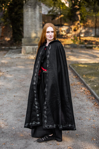 Geborduurde mantel Damia, zwart - Celtic Webmerchant