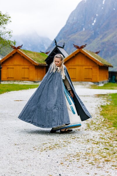 Embroidered cloak Damia with fibula, grey - Celtic Webmerchant