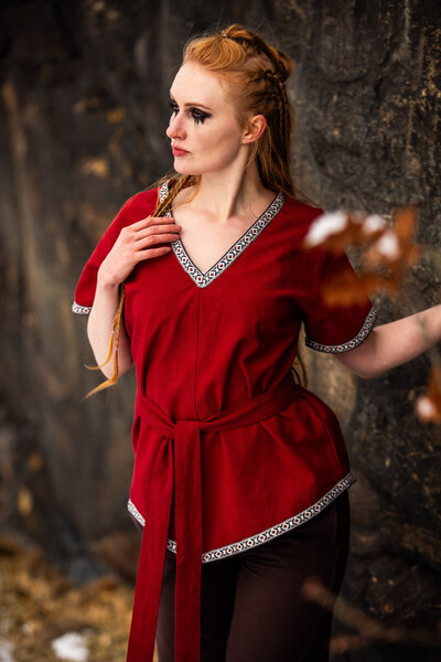 Valkyrie tunika brynhild, röd - Celtic Webmerchant