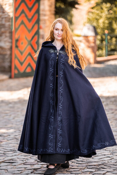 Gestickte Mantel Damia mit Fibula, blau - Celtic Webmerchant