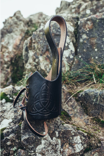 Uchwyt na róg do picia Triquetra, czarny - Celtic Webmerchant