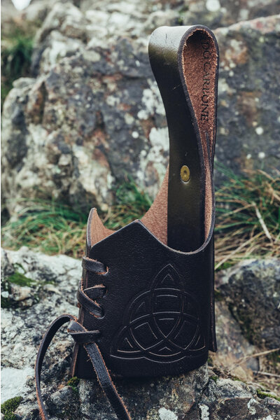 Porta corno per bere Triquetra, marrone scuro - Celtic Webmerchant