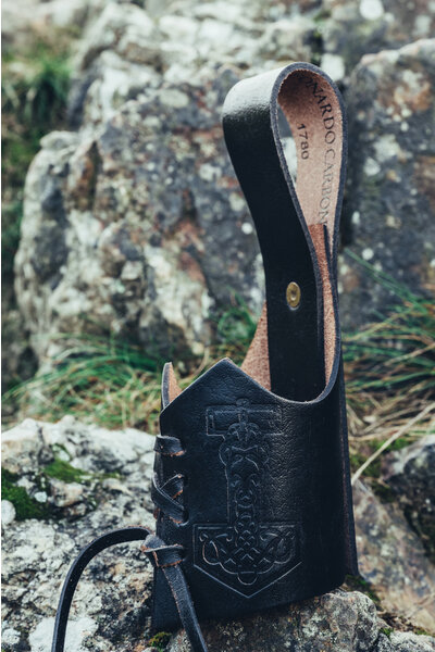 Drikkehornholder Thor hammer, sort - Celtic Webmerchant