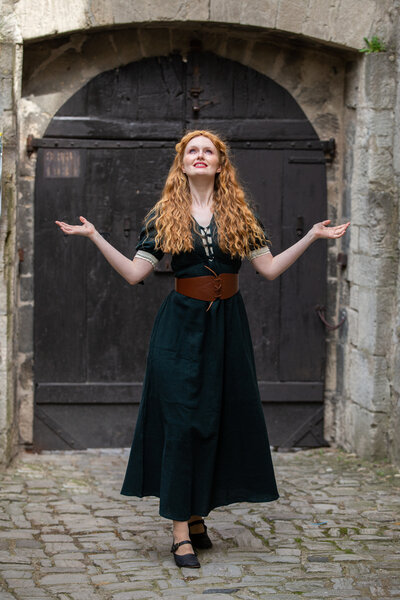 Robe d'été médiévale Denise, vert-naturel - Celtic Webmerchant