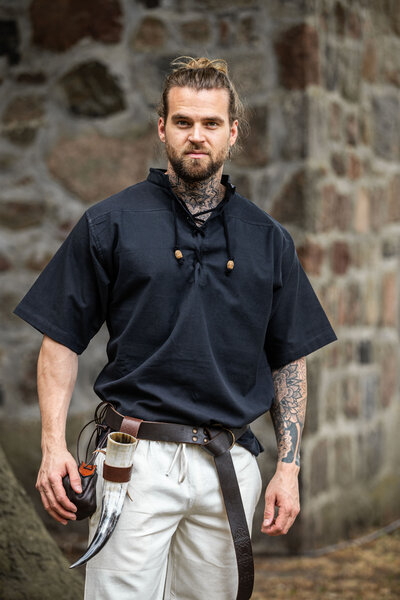 Mittelalterliches Hemd mit kurzen Ärmeln, schwarz - Celtic Webmerchant