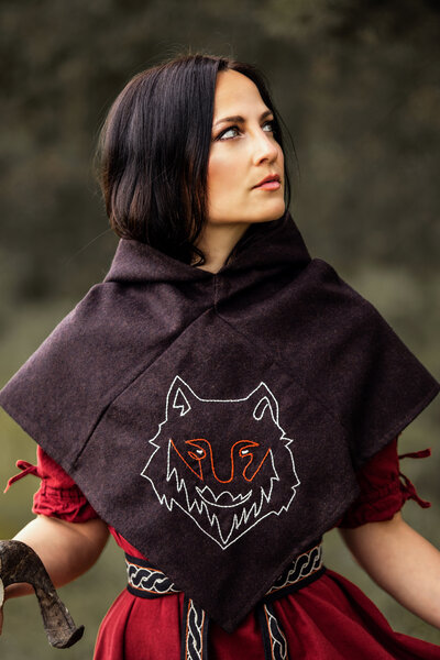 Skjoldehamm hood Halfdan with wolf, brown - Celtic Webmerchant