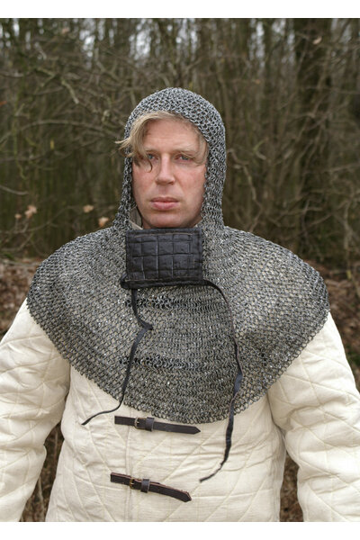 Coif med kvadrat visir, Runda ringar - Runda nitar, 8 mm - Celtic Webmerchant