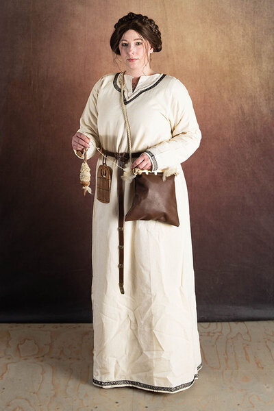 Robe médiévale précoce Aelswith, naturelle - Celtic Webmerchant