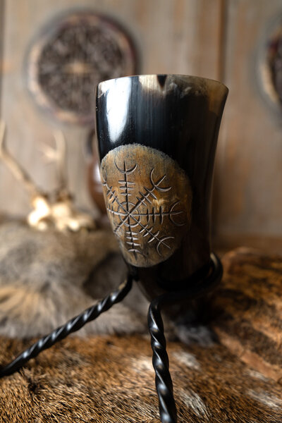 Graverat dryckeshorn Vegvisir med relief - Celtic Webmerchant