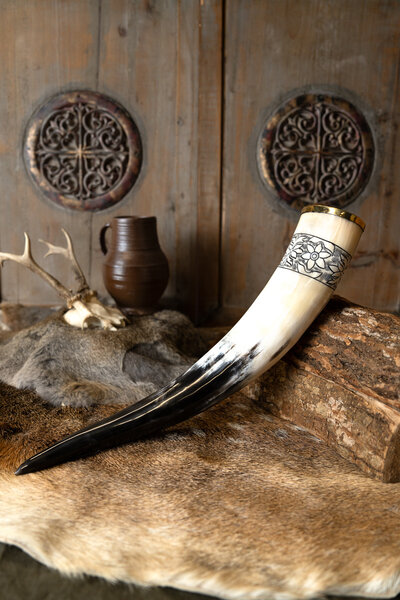 Corno per bere Freya con supporto in pelle - Celtic Webmerchant