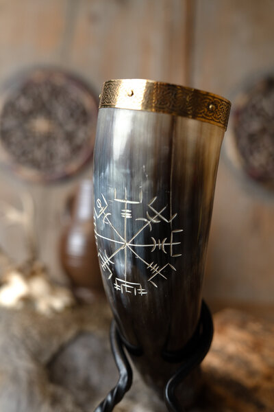 Trinkhorn mit Vegvisir und Messingbeschlägen - Celtic Webmerchant