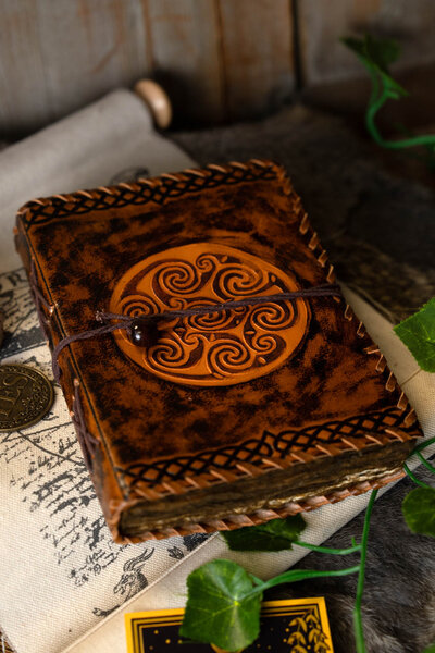 Læderbog keltiske spiraler - Celtic Webmerchant