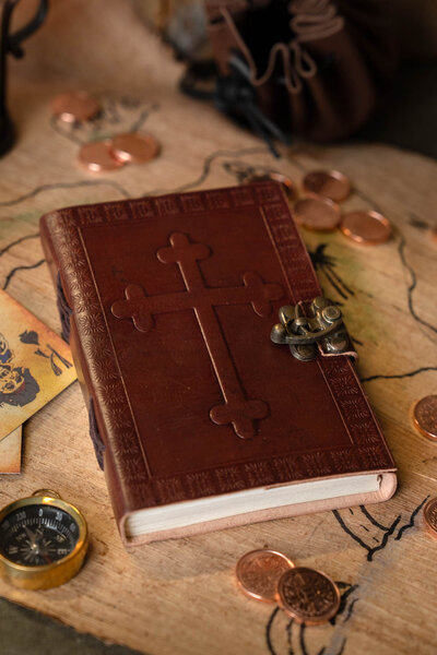 Middelalderlig bog med Cross - Celtic Webmerchant