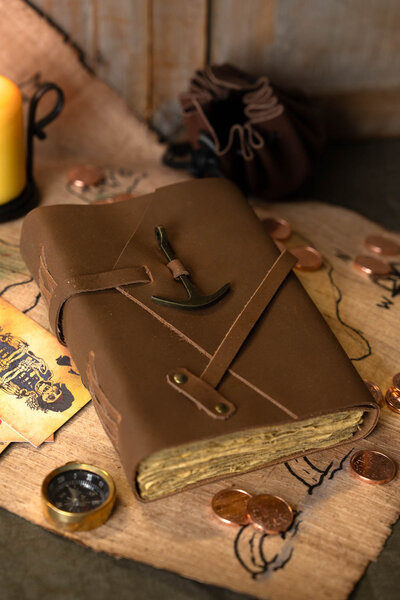 Pirate de livre en cuir, Antique - Celtic Webmerchant