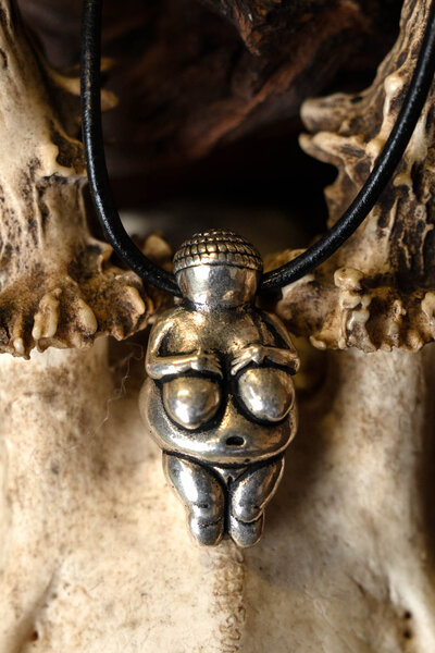 Madre tierra amuleto Willendorf, plateado - Celtic Webmerchant