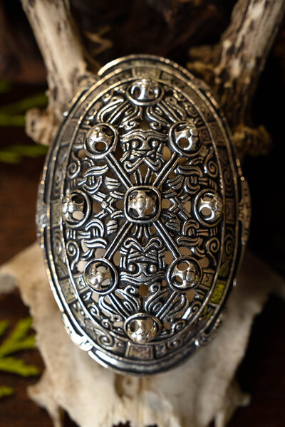 Broche del escudo del siglo IX, estilo borre, bronce - Celtic Webmerchant