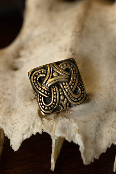 Viking belt fitting knot Borre style, brass - Celtic Webmerchant