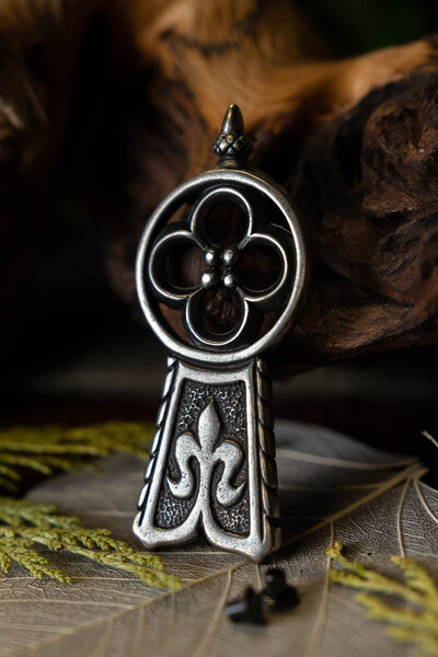 Medieval Quatrefoil belt end, silvered - Celtic Webmerchant
