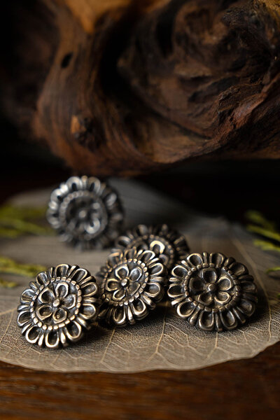 Kwiatowe ozdoby pasa z XV wieku (zestaw 5 sztuk), brąz - Celtic Webmerchant