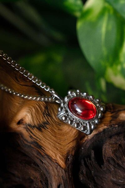 Tudor Halskette Elisabeth, roten Edelstein, versilbert - Celtic Webmerchant