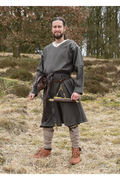 Tunic Kragelund hand-stitched finish, olive green - Celtic Webmerchant