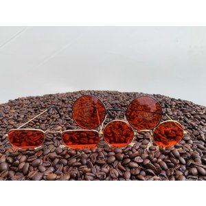 Orangefarbene Brille